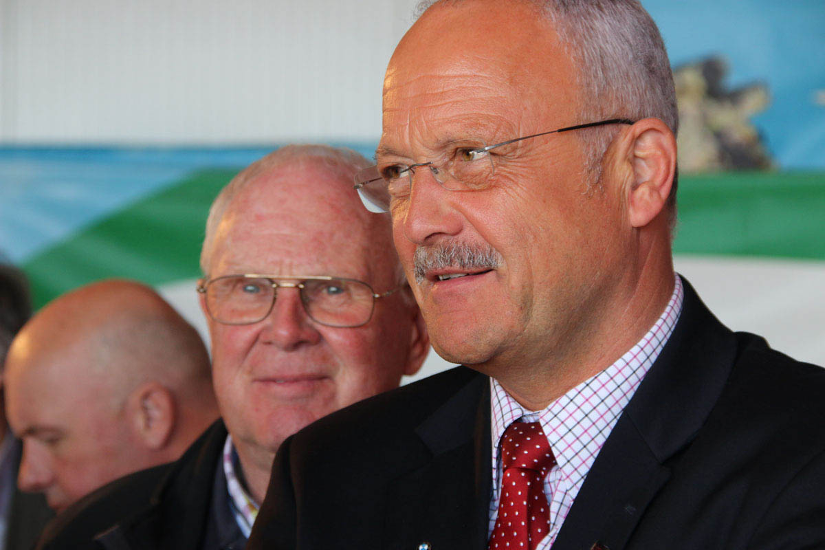 Seniorchef Edgar Kremer und Bürgermeister <b>Manfred Helfrich</b>, Poppenhausen - 32-El-WaKu-2015-022