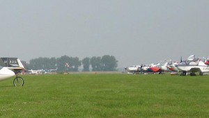 ASH 26 E contra Motorflugzeuge am Flugplatz Midden Zeeland. Viele Grüße aus den Niederlanden von Jan van Heteren.