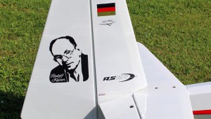 Der Modellbauer Wolfgang Weber vom FSV-Blitz Amöneburg ist schon immer Schleicher-Fan und ehrt Rudolf Kaiser auf dem Leitwerk seiner K8B.