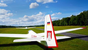 "Flagge zeigen" tut die ASK 13 des  Hamburger Vereins für Luftfahrt e.V. Boberg. Foto: Holger Weitzel www.aufwind-luftbilder.de 