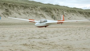 Robert Veenboer fotografierte Neander Stalpers nach einem Hangflug am Strand mit der ASK 13 des Castricum Gliderclub (NL), die mittlerweile gegen eine ASK 21 getausch worden ist. 