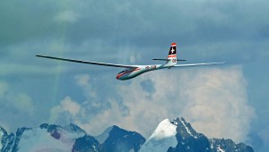 Die ASW 15 von Martin und Christian Eibicht - hier gerade unterwegs im Oberengadin/Schweiz - ist seit 1971 in Familienbesitz. Beide sind der Meinung, dass sie eines der schönsten Segelflugzeuge ist das je gebaut wurde und auch genau so fliegt.