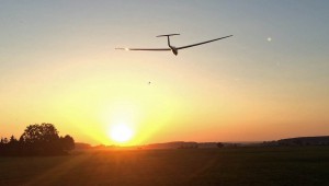 Felix Stärk von der Fliegergruppe Bad Saulgau schickt uns Bilder von ihrer ASK 21 im Sonnenuntergang...