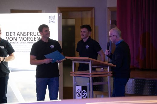 Jannes Neumann hands Tobias Mörsel the official Flight Conditions