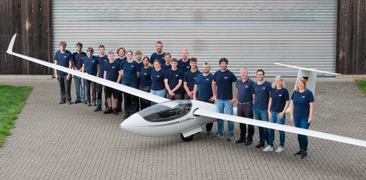 links: Alle 16 Auszubildende; rechts: Ausbilder der Berufe