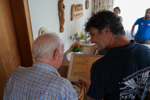 Joschka Schmeisl überreicht den Ausbildungsvertrag aus 1951 Joschka Schmeisl überreicht den Ausbildungsvertrag aus 1951