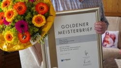 Edgar Kremer mit seinem goldenen Meisterbrief aus 2015 Edgar Kremer mit seinem goldenen Meisterbrief aus 2015
